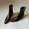 Novas botas finas versáteis para o dia a dia que aumentam a altura 4,5 cm bico fino couro macio botas elásticas com zíper traseiro e salto anabela