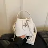 Bolsa Feminina Retrô Tendência 2026 Novo Modelo Bolsa Transversal de Nicho de Alto Padrão Bolsa de Mão Versátil da Moda para o Dia a Dia Bolsa de Ombro