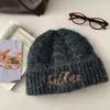 Gorro de Punto Rojo con Letras Bordadas Engrosadas de Lana para Mujer, Gorro de Invierno para Cabeza Grande con Protección para las Orejas, Gorro Cálido de Lana
