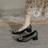 Sapatos femininos de salto médio bloco, estilo novo outono 2026, bico quadrado, salto baixo, decote baixo, sapatos para mães, sapatos profissionais para trabalho