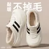 Chinelos fofos femininos para outono e inverno, adequados para uso externo, novo modelo 2026, forrados com pelúcia, quentes, com sola grossa, antiderrapantes, chinelos de algodão para casa, atacado