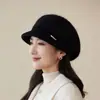 Nueva colección de otoño e invierno estilo coreano: Gorro de punto de color liso, gorro cálido y protector para los oídos para mujeres de mediana edad y mayores, adecuado para andar en bicicleta