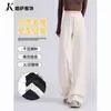 Yiwu Kusa Apparel Co., Ltd. ofrece pantalones deportivos elegantes y adelgazantes con una caída fluida, con un diseño retro americano y un corte ancho, holgado y casual.