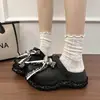 Moda ao Ar Livre Pantufas Fechadas com Laço Doce e Solado Grosso Sandálias Casuais Elegantes 2026 Nova com Borda de Corrente de Strass