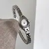 Relógio Goldie Redondo com Mostrador Pequeno, Simples Elegante, de Aparência Sofisticada para Mulheres, Moderno, Exquisito e de Alto Padrão, Versátil Relógio de Quartzo
