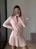 Conjunto de Tricô Estilo Europeu e Americano 2026 para Mulheres, Cardigan com Zíper + Conjunto de Duas Peças com Saia Plissada, Conjunto Versátil Estilo Ins