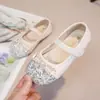 Zapatos de Princesa para Niñas 2026 Primavera y Otoño Nuevo Estilo Moño Perla Suela Suave Estilo Coreano Zapatos de Cristal Pedrería Estilo Pequeña Chanel Planos