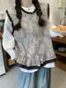 Foto real del nuevo traje adelgazante de diseño en capas para otoño 2026 para mujer: conjunto de tres piezas: chaleco + camisa + jeans