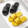 Sandalias y pantuflas simples con agujeros para el baño del hogar de las mujeres antideslizantes para uso en pareja masculinas para bañarse hotel casa de huéspedes pantuflas al por mayor