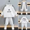 Conjunto de Moletom Esportivo para Meninos Roupas de Outono 2025 para Crianças Novo Lindo Conjunto de Duas Peças para Bebê Primavera e Outono