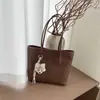Bolsa Retrô de Grande Capacidade Transfronteiriça para Mulheres Verão 2026 Nicho Versátil Bolsa Tote para o Dia a Dia Moda de Alto Padrão Bolsa de Ombro