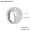 Anillo de estilo británico retro con personalidad de nicho, de cara ancha, ligero, de lujo, elegante, con diseño de diamantes, de acero de titanio chapado en oro.
