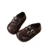 Sapatos de couro com velcro estilo retrô britânico para meninas, nova coleção primavera/outono 2026, sola macia, modernos, com padrões esculpidos; tênis de treino alemães da moda para meninos