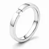 Anillo de titanio y acero con circonita de moda de lujo ligero de venta caliente transfronteriza para mujer, anillo con incrustaciones de diamantes de diseño de nicho europeo y americano al por mayor