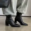 Botas Elegantes Emagrecedoras para o Dia a Dia em Pele de Cordeiro 2026 Outono Inverno Salto Bloco Salto Médio Bico Quadrado Pequeno Fivela Única Botas de Couro Genuíno para Tornozelo Femininas