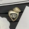 Broche de Folha de Resina Preto e Dourado em Formato de Coração Estilo Chanel 2025 para Mulheres, Réplica com Etiqueta, Broches Atacado