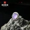 Novo anel de ágata translúcida cor de jade e violeta com uma nova cravação estilo chinês e um pequeno cabochão de ágata em formato de pomba