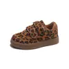 Comercio Exterior 2026 Otoño Nuevos Tenis Infantiles Estampado de Leopardo Zapatos Blancos Modernos y a la Moda para Niños y Niñas Ligeros Zapatos de Tabla para Estudiantes
