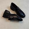 Piel Genuina de Vacuno Retro Estilo Británico Punta Redonda Remache Plisado Pedal Negro Zapatos de Cuero Pequeños Mocasines para Mujer