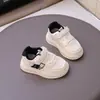 Tênis casuais brancos infantis 2025 verão novo estilo coreano tênis de skate para meninas tênis esportivos casuais para meninos tênis para bebês