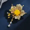 Broche Alto Padrão Senso de Nicho Novo Estilo Corsage Feminino Elegante Flor com Franjas Cera de Abelha Flor Elegante Acessórios para Jaqueta
