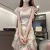 Top de punto blanco con encaje estilo francés, escote en V y manga corta para mujer, nueva colección de verano 2025, puro y deseable, con una estética de alta gama, absolutamente hermoso