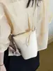 Bolso tipo cubo de moda simple y versátil para el verano 2026, con alto valor estético y textura premium, para llevar al hombro o cruzado