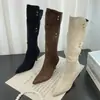 Botas western de bico fino e salto alto até o joelho, outono e inverno de 2026, com saltos agulha de camurça estilo retrô e fivelas de metal