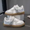Tênis de lona antiderrapante de sola macia baixo Sapatos de treino alemães sapatos brancos para meninos sapatos esportivos infantis sapatos respiráveis para meninas novo outono