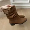 Botas de cowboy western retrô de camurça com salto grosso para mulheres, nova coleção outono/inverno 2025, com design plissado e franzido, salto alto e estilos de bota de cano médio ou curto