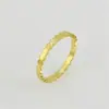 Anillo de Panal Versión Estrecha Acero de Titanio Oro de 18K Anillo Personalizado de Panal Estilo Coreano Moda Tendencia Joyería Versátil Listo para la Venta