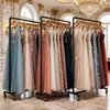 Estante de exhibición de ropa con ruedas perchero móvil pórtico de tubería de agua ropa de mujer de pie sala de transmisión en vivo tienda de tintorería perchero