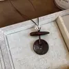 Collar de cordón de cuero estilo étnico con cuentas de resina y madera, lujo ligero con un toque de alta gama, cadena para suéter de nicho, accesorio exquisito con un toque sofisticado