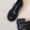 Mocassins retrô estilosos 2026 outono e inverno bico redondo slip-on com velcro, versátil para o trabalho, salto grosso, sapatos de couro estilo britânico