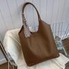 Bolso de axila 2024, nuevo, de gran capacidad, para mujer, moderno, portátil, tipo cubo, de un solo hombro, estilo retro occidental, ideal para ir al trabajo.