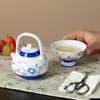 Xícara de Chá Cerâmica Azul Floral Pintada à Mão com Base Alta para Uso Doméstico, Feita de Porcelana Branca e Argila de Jade Esculpida, Xícara Única para Degustação de Chá