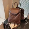 Mochila Transfronteiriça Feminina 2025 Novo Estilo Simples e Moderna Mochila Bordada Acolchoada Saco de Ombro de Grande Capacidade Bolsa para Deslocamento na Moda