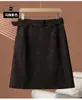 Saia de couro estilo retrô com botões decorativos, nova coleção outono 2026 feminina, cintura alta, corte justo, que abraça o corpo e design de comprimento médio
