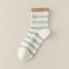 Meias listradas retrô de cano médio para mulheres, espessadas para aquecimento no outono e inverno, feitas de algodão penteado, versáteis, estilo japonês, adequadas para estudantes, uso casual e esportes.