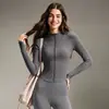 Conjunto deportivo de dos piezas para yoga para mujer: Chaqueta ajustada con cremallera y cuello alto y pantalones de tiro alto elásticos con tacto nude para entrenamientos en el gimnasio