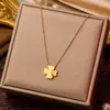 Nuevo Collar de Acero de Titanio con Patrón de Corazones de Trébol de Cuatro Hojas, Cadena para Clavícula de Trébol de la Suerte Refractivo en Forma de Corazón de Nicho de Lujo Ligero