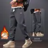 Pantalones casuales para hombre para exportación, nueva colección otoño/invierno 2026, modernos joggers con forro polar, corte holgado, tobillos cónicos, pantalones largos deportivos
