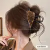 Presilha Triangular para Cabelo Cor de Café Modelo Novo 2026 com Acabamento de Luxo, Presilha Jacaré de Tamanho Médio para a Parte de Trás da Cabeça, Adequada para Cabelos Finos, Versátil para Uso Diário