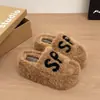 Pantuflas de plataforma gruesa para aumentar la altura para mujer, nuevo estilo otoño e invierno 2026, pantuflas peludas para exteriores con estampado de letras, zapatos casuales versátiles para mujer
