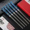 Hua Teng Design Palillos de Acero Inoxidable 304 Media Sección Recubrimiento de Titanio PVD Dos Pares de Soportes para Palillos Vajilla Set de Caja de Regalo