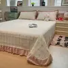 Juego de colcha y faldón de cama jacquard teñido en hilo de cuatro piezas con bordado de encaje, juego de ropa de cama floral fresco y delicado de cuatro piezas