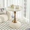 Mesa lateral de hierro forjado estilo europeo, mesa redonda pequeña para apartamentos pequeños, adecuada para usar junto a sofás, en dormitorios o como mesita de noche, con un diseño de lujo ligero
