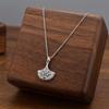 Galvanoplastia de ouro de aço titânio Hong Kong estilo nicho design em forma de leque Ginkgo folha clavícula corrente temperamento saia pequena colar de aço titânio para mulheres