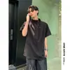 Top Masculino Casual de Manga Curta com Gola Alta e Botões Irregulares, Design Moderno com Vibe High Street Americana