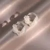 Estilo Minimalista Fresco~ Pendientes Texturizados Plateados con un Diseño de Nicho de Lujo Ligero, Clips para Orejas Vintage, Pendientes Versátiles de Moda para Mujeres